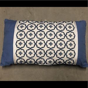Modern print accent pillow (Blue & White)